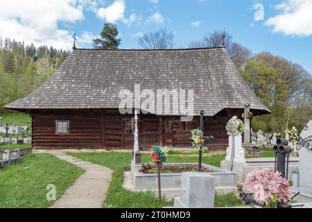 PUTNA, RUMÄNIEN - 30. APRIL 2023: Dies ist eine erhaltene hölzerne Kirche der Präsentation der Heiligen Jungfrau Maria (XIV. Jahrhundert). Stockfoto