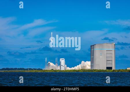 Cape Canaveral, USA. Oktober 2023. Eine Atlas-V-Rakete der United Launch Alliance (ULA) startet am 6. Oktober 2023 von der Cape Canaveral Space Force Station in Florida. Die Atlas-V-Rakete trägt am 6. Oktober 2023 die ersten beiden Prototypen für Amazons Breitbandkonstellation Project Kuiper. (Foto: Alex G Perez/AGPfoto/SIPA USA) Credit: SIPA USA/Alamy Live News Stockfoto