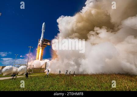 Cape Canaveral, USA. Oktober 2023. Eine Atlas-V-Rakete der United Launch Alliance (ULA) startet am 6. Oktober 2023 von der Cape Canaveral Space Force Station in Florida. Die Atlas-V-Rakete trägt am 6. Oktober 2023 die ersten beiden Prototypen für Amazons Breitbandkonstellation Project Kuiper. (Foto: Alex G Perez/AGPfoto/SIPA USA) Credit: SIPA USA/Alamy Live News Stockfoto