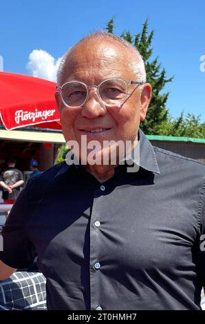 Wolfgang Felix Magath, geboren am 26. Juli 1953 in Aschaffenburg, ist ein deutscher Fussballtrainer, -Manager und ehemaliger Fussballspieler. Als Spieler war er Europameister, Vizeweltmeister und drei Mal Deutscher Meister, außerdem gewann er zwei Europapokale. In seiner Karriere als Trainer gewann er unter anderem dreimal die deutsche Meisterschaft. Magath ist einer von acht Sportlern in der Geschichte der Fussball-Bundesliga, die sowohl als Spieler als auch als Trainer Deutscher Fussballmeister wurden. Ausserdem war er der erste Trainer, der mit einem Verein zweimal in Folge das Double aus me Stockfoto