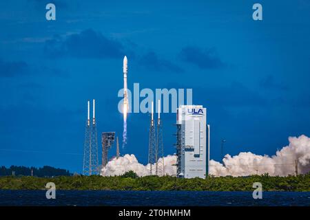 Cape Canaveral, USA. Oktober 2023. Eine Atlas-V-Rakete der United Launch Alliance (ULA) startet am 6. Oktober 2023 von der Cape Canaveral Space Force Station in Florida. Die Atlas-V-Rakete trägt am 6. Oktober 2023 die ersten beiden Prototypen für Amazons Breitbandkonstellation Project Kuiper. (Foto: Alex G Perez/AGPfoto/SIPA USA) Credit: SIPA USA/Alamy Live News Stockfoto