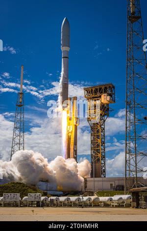 Cape Canaveral, USA. Oktober 2023. Eine Atlas-V-Rakete der United Launch Alliance (ULA) startet am 6. Oktober 2023 von der Cape Canaveral Space Force Station in Florida. Die Atlas-V-Rakete trägt am 6. Oktober 2023 die ersten beiden Prototypen für Amazons Breitbandkonstellation Project Kuiper. (Foto: Alex G Perez/AGPfoto/SIPA USA) Credit: SIPA USA/Alamy Live News Stockfoto