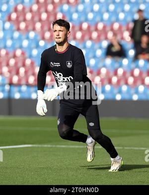 Burnley Torhüter James Trafford wärmt sich vor dem Premier League Spiel in Turf Moor, Burnley auf. Bilddatum: Samstag, 7. Oktober 2023. Stockfoto