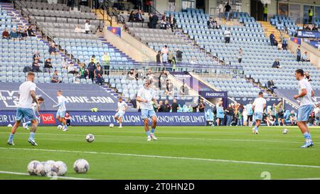 Coventry, Großbritannien. Oktober 2023. Das Training für Coventry Spieler beim warm Up während des EFL Sky Bet Championship Matches zwischen Coventry City und Norwich City am 7. Oktober 2023 in der Coventry Building Society Arena in Coventry, England. Foto von Stuart Leggett. Nur redaktionelle Verwendung, Lizenz für kommerzielle Nutzung erforderlich. Keine Verwendung bei Wetten, Spielen oder Publikationen eines einzelnen Clubs/einer Liga/eines Spielers. Quelle: UK Sports Pics Ltd/Alamy Live News Stockfoto