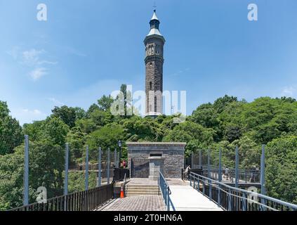 Der Highbridge Water Tower, heute eine Touristenattraktion im Highbridge Park, war ursprünglich Teil des Croton Aquädukts, das NYC mit Süßwasser versorgte. Stockfoto