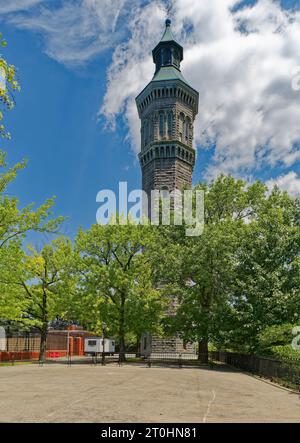 Der Highbridge Water Tower, heute eine Touristenattraktion im Highbridge Park, war ursprünglich Teil des Croton Aquädukts, das NYC mit Süßwasser versorgte. Stockfoto