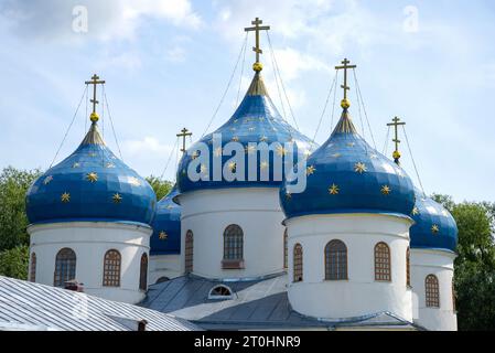 Die Kuppeln der alten Kathedrale zu Ehren der Heilig Kreuz-Versteigerung in Nahaufnahme, St. George Monastery. Veliky Nowgorod Stockfoto