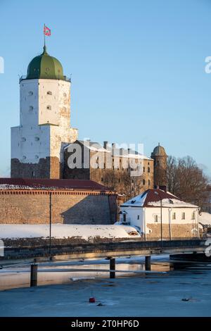 Im alten Schloss Vyborg an einem Januartag. Region Leningrad, Russland Stockfoto