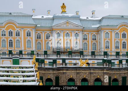 PETRODVORETS, RUSSLAND - 12. FEBRUAR 2022: Fassade des Großen Peterhofs an einem bewölkten Februartag Stockfoto