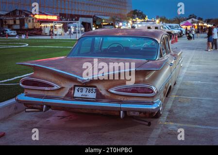 Bangkok, Thailand - 6. August 2023: 1959 Chevrolet Impala, eine Rückansicht. Stockfoto