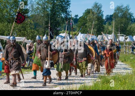 REGION NOWGOROD, RUSSLAND - 05. AUGUST 2023: Teilnehmer des historischen Festivals 'Fürstliche Bruderschaft-2023' gehen zum Wiederaufbau eines mittelalterlichen Stockfoto