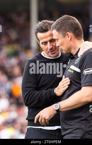 Marco Silva, Head Coach von Fulham (links) und Paul Heckingbottom, Manager von Sheffield United, teilen sich einen Handschlag vor dem Spiel der Premier League zwischen Fulham und Sheffield United am 7. Oktober 2023 im Craven Cottage in London. Foto: Grant Winter. Nur redaktionelle Verwendung, Lizenz für kommerzielle Nutzung erforderlich. Keine Verwendung bei Wetten, Spielen oder Publikationen eines einzelnen Clubs/einer Liga/eines Spielers. Quelle: UK Sports Pics Ltd/Alamy Live News Stockfoto