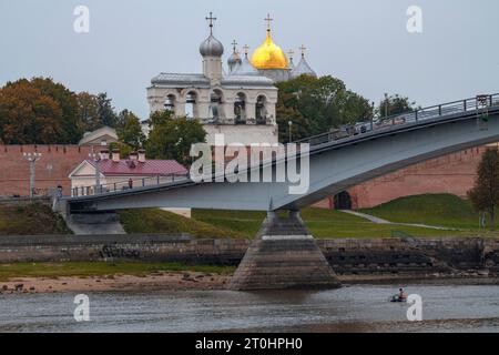 VELIKY NOWGOROD, RUSSLAND - 30. SEPTEMBER 2023: Blick auf den Glockenturm und die Kuppeln von St. Sophia Kathedrale an einem bewölkten Septembermorgen Stockfoto