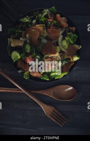 Nahaufnahme gesunder fettoush-Salat. Die Hauptzutat in diesem nahöstlichen Gericht ist das geröstete Pita-Brot, das mit gesundem Gemüse gemischt wird Stockfoto