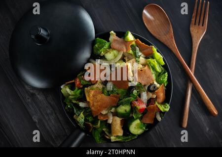 Nahaufnahme gesunder fettoush-Salat. Die Hauptzutat in diesem nahöstlichen Gericht ist das geröstete Pita-Brot, das mit gesundem Gemüse gemischt wird Stockfoto