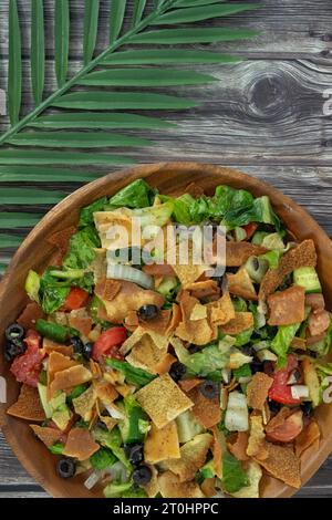 Nahaufnahme gesunder fettoush-Salat. Die Hauptzutat in diesem nahöstlichen Gericht ist das geröstete Pita-Brot, das mit gesundem Gemüse gemischt wird Stockfoto