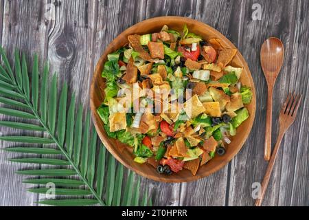 Nahaufnahme gesunder fettoush-Salat. Die Hauptzutat in diesem nahöstlichen Gericht ist das geröstete Pita-Brot, das mit gesundem Gemüse gemischt wird Stockfoto