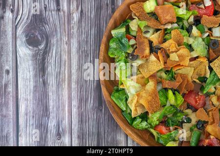 Nahaufnahme gesunder fettoush-Salat. Die Hauptzutat in diesem nahöstlichen Gericht ist das geröstete Pita-Brot, das mit gesundem Gemüse gemischt wird Stockfoto