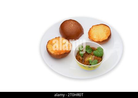 PAV Bhaji ist ein Street Food Gericht aus Indien, das aus einem dicken Gemüsecurry mit weichem Brot besteht Stockfoto