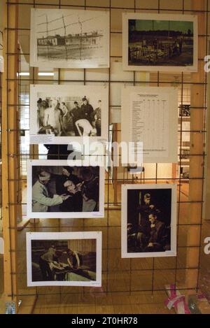 AUFZEICHNUNGSDATUM NICHT ANGEGEBEN Merkmal/Symbol: Gedenkstätte Stalag 326 04/02 thg Gedenkstätte Stalag 326 VI K Senne in Schloß holte - Stukenbrock im April 2002 Deutschland deutsch deutsche Ausstellung Stammlager Russenlager Gefangenenlager Kriegsgefangenenlager deutsche Gedenkstätte Ausstellung hoch *** Feature Symbol Gedenkstätte Stalag 326 04 02 thg Gedenkstätte Stalag 326 VI K Senne in Schloß holte Stukenbrock im April 2002 deutsche Ausstellung Stammlager russisches Lager Gefangenenlager deutsches Gedenkstätte Ausstellung hoch Stockfoto