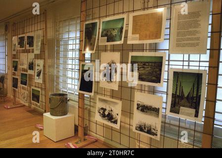 AUFZEICHNUNGSDATUM NICHT ANGEGEBEN Merkmal/Symbol: Gedenkstätte Stalag 326 04/02 thg Gedenkstätte Stalag 326 VI K Senne in Schloß holte - Stukenbrock im April 2002 Deutschland deutsch deutsche Ausstellung Stammlager Russenlager Gefangenenlager Kriegsgefangenenlager deutsche Gedenkstätte Ausstellung quer *** Feature Symbol Gedenkstätte Stalag 326 04 02 thg Gedenkstätte Stalag 326 VI K Senne in Schloß holte Stukenbrock im April 2002 deutsche Ausstellung Stammlager russisches Lager Gefangenenlager deutsches Gedenkstätte Ausstellung Querschnitt Stockfoto