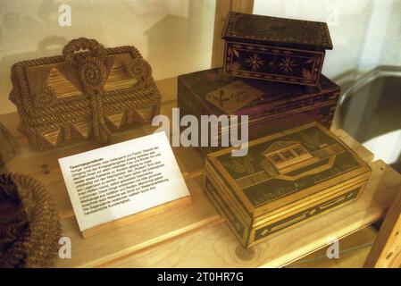 AUFZEICHNUNGSDATUM NICHT ANGEGEBEN Merkmal/Symbol: Gedenkstätte Stalag 326 04/02 thg Gedenkstätte Stalag 326 VI K Senne in Schloß holte - Stukenbrock im April 2002 Deutschland deutsch deutsche Ausstellung Stammlager Russenlager Gefangenenlager Kriegsgefangenenlager Ausstellungsgegenstände Objekte Tauschgegenstände Kästchen deutsche Gedenkstätte Stalag 326 04 02 thg Gedenkstätte Stalag 326 VI K Senne in Schloß holte Stukenbrock im April 2002 deutschland deutsche Ausstellung Stammlager russisches Lager Gefangenenlager Kriegsgefangenenlager Ausstellungsobjekte Stockfoto