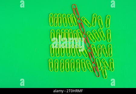 Geschäftskonzept, Disruption, Herausforderung, Transformation, Innovation, flacher Lay mit Büroklammern, kostenloser Kopierbereich Stockfoto