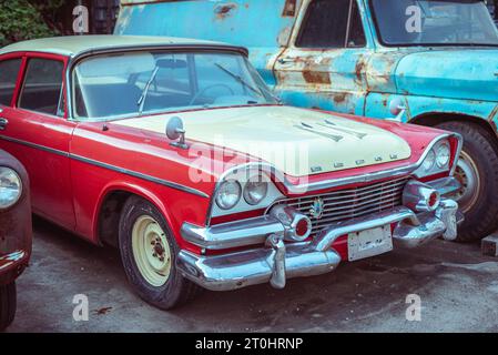 Bangkok, Thailand - 6. August 2023: 1958 Dodge Coronet auf dem Srinakarin Train Night Market. Stockfoto