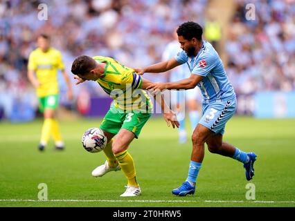 Kenny McLean (links) von Norwich City und Jay Dasilva von Coventry City kämpfen um den Ball während des Sky Bet Championship Matches in der Coventry Building Society Arena in Coventry. Bilddatum: Samstag, 7. Oktober 2023. Stockfoto