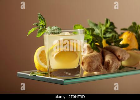 Ginger Ale Bier Cocktail mit Zitrone und Minze in einem gefrorenen Glas. Erfrischender Sommercocktail mit natürlichem Eis, Ingwer, Zitrone und Minze. Stockfoto
