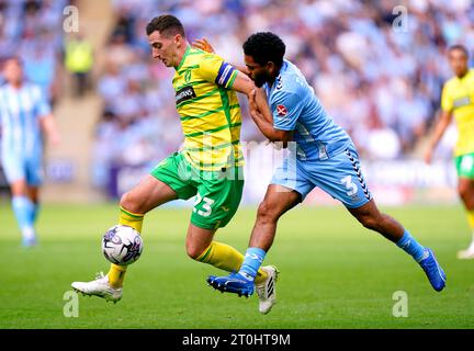 Kenny McLean (links) von Norwich City und Jay Dasilva von Coventry City kämpfen um den Ball während des Sky Bet Championship Matches in der Coventry Building Society Arena in Coventry. Bilddatum: Samstag, 7. Oktober 2023. Stockfoto