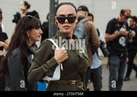 Evangelie Smyrniotaki trägt eine schwarze Sonnenbrille, goldene Ohrringe und ein grünes Kleid, das vor der PRADA-Show während der Mailänder Fashion Week in der Damenmode Spri zu sehen ist Stockfoto