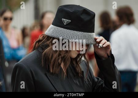 Ein Gast trägt einen Prada Hut, der vor der PRADA Show während der Mailand Fashion Week im Frühjahr/Sommer 2024 zu sehen ist. Stockfoto