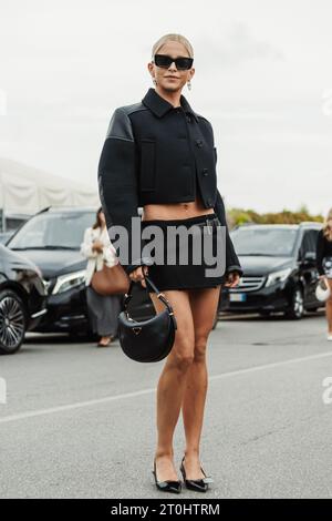 Caroline Caro Daur trägt alle Prada, die vor der PRADA-Show während der Mailand Fashion Week im Frühjahr/Sommer 2024 zu sehen sind. Stockfoto