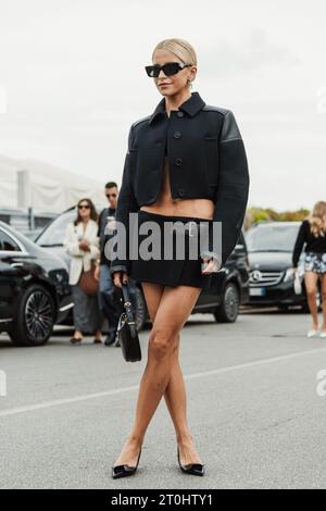 Caroline Caro Daur trägt alle Prada, die vor der PRADA-Show während der Mailand Fashion Week im Frühjahr/Sommer 2024 zu sehen sind. Stockfoto