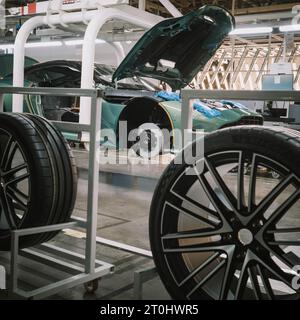 Detail eines Aston Martin Sportwagens, der durch die Produktionslinie im Werk Gaydon fährt. Stockfoto