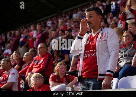 Ein niedergeschlagener Robins-Fan nach dem Halbfinalspiel der Betfred Super League Wigan Warriors gegen Hull KR im DW Stadium, Wigan, Großbritannien. Oktober 2023. (Foto: Steve Flynn/News Images) in Wigan, Großbritannien am 7.10.2023. (Foto: Steve Flynn/News Images/SIPA USA) Credit: SIPA USA/Alamy Live News Stockfoto