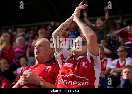 Wigan, Großbritannien. Oktober 2023. Ein abgestürzter Robins-Fan jubelt das Team nach dem Halbfinalspiel Wigan Warriors gegen Hull KR im DW Stadium, Wigan, Vereinigtes Königreich, 7. Oktober 2023 (Foto: Steve Flynn/News Images) in Wigan, Vereinigtes Königreich am 7. Oktober 2023. (Foto: Steve Flynn/News Images/SIPA USA) Credit: SIPA USA/Alamy Live News Stockfoto