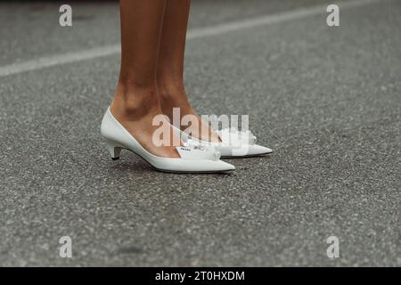 Modedetails außerhalb der PRADA-Show während der Milan Fashion Week Damenbekleidung Frühjahr/Sommer 2024. Stockfoto