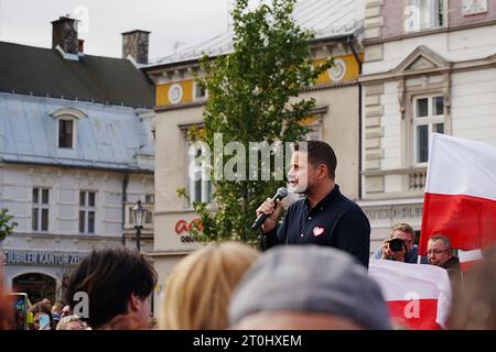 BIELSKO-BIALA, POLEN - 7. OKTOBER 2023: Der Bürgermeister von Warschau, Rafal Trzaskowski, hält bei den polnischen Parlamentswahlen eine Rede für die Bürgerkoalition. Stockfoto