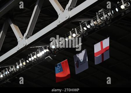 Lille, Frankreich. Oktober 2023. Vor dem Spiel der Rugby-Weltmeisterschaft 2023 in Stade Pierre Mauroy, Lille, hängen die Fahnen der beiden Teams vom Dach. Der Bildnachweis sollte lauten: Paul Thomas/Sportimage Credit: Sportimage Ltd/Alamy Live News Stockfoto