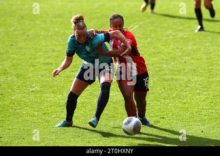 London City Lionesses Paige Culver (links) und Sheffield United's Tamara Wilcock kämpfen um den Ball während des Barclays Women's Championship Matches in der Bramall Lane, Sheffield. Bilddatum: Samstag, 7. Oktober 2023. Stockfoto