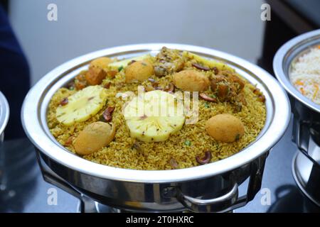 Leckeres, scharfes hausgemachtes Hühnchen Briyani Biryani Rezept mit Fleischstück Ei Quark Zwiebeln, bereit für südliche indien berühmtes Gericht Stockfoto