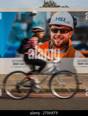 London, Großbritannien. Oktober 2023. Fahren, Wandern und Radfahren, Alternativen zur Bahn - Werbungen mit Slogans wie Sitzen Pretty und tollen Karrieremöglichkeiten säumen die HS2 am Bahnhof Euston. Nach den jüngsten Kürzungen der Regierung ist es nun möglich, dass dieser Streckenabschnitt nie geöffnet wird. Dies wirft die Frage auf, was mit der Baustelle hinter den Schildern geschehen wird. Guy Bell/Alamy Live News Stockfoto