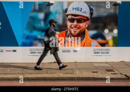 London, Großbritannien. Oktober 2023. Fahren, Wandern und Radfahren, Alternativen zur Bahn - Werbungen mit Slogans wie Sitzen Pretty und tollen Karrieremöglichkeiten säumen die HS2 am Bahnhof Euston. Nach den jüngsten Kürzungen der Regierung ist es nun möglich, dass dieser Streckenabschnitt nie geöffnet wird. Dies wirft die Frage auf, was mit der Baustelle hinter den Schildern geschehen wird. Guy Bell/Alamy Live News Stockfoto