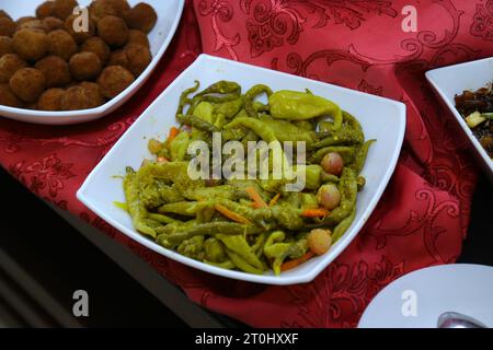 Eine traditionelle Gurke aus Sri Lanka, genannt Sinhala Achcharu. Er wird aus roher Papaya , roher Chili , Karotten , Essig und Senfsamen zubereitet . Stockfoto