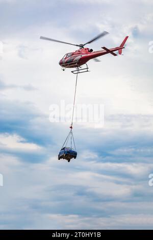 Leszno, Polen - 16. Juni 2023: Antidotum Airshow Leszno 2023 und Show mit zerstören und explodieren Fiat Seicento Auto fliegen mit rotem Hubschrauber Stockfoto