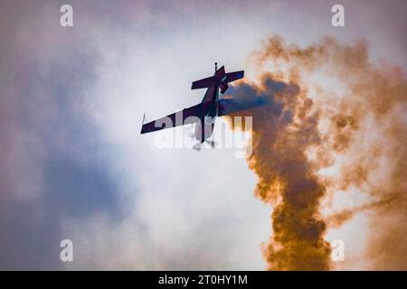 Leszno, Polen - 16. Juni 2023: Antidotum Airshow Leszno 2023 und akrobatische Shows voller Rauch des Royal Jordanian Falcons Team an einem bewölkten Himmel Stockfoto