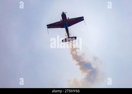 Leszno, Polen - 16. Juni 2023: Antidotum Airshow Leszno 2023 und akrobatische Shows voller Rauch des Royal Jordanian Falcons Team an einem bewölkten Himmel Stockfoto