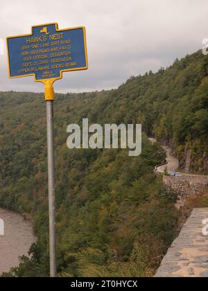 Die New York State Route 97, auch bekannt als „Hawks Nest“, verwindet und biegt entlang des Delaware River zwischen Pennsylvania und New York. Stockfoto